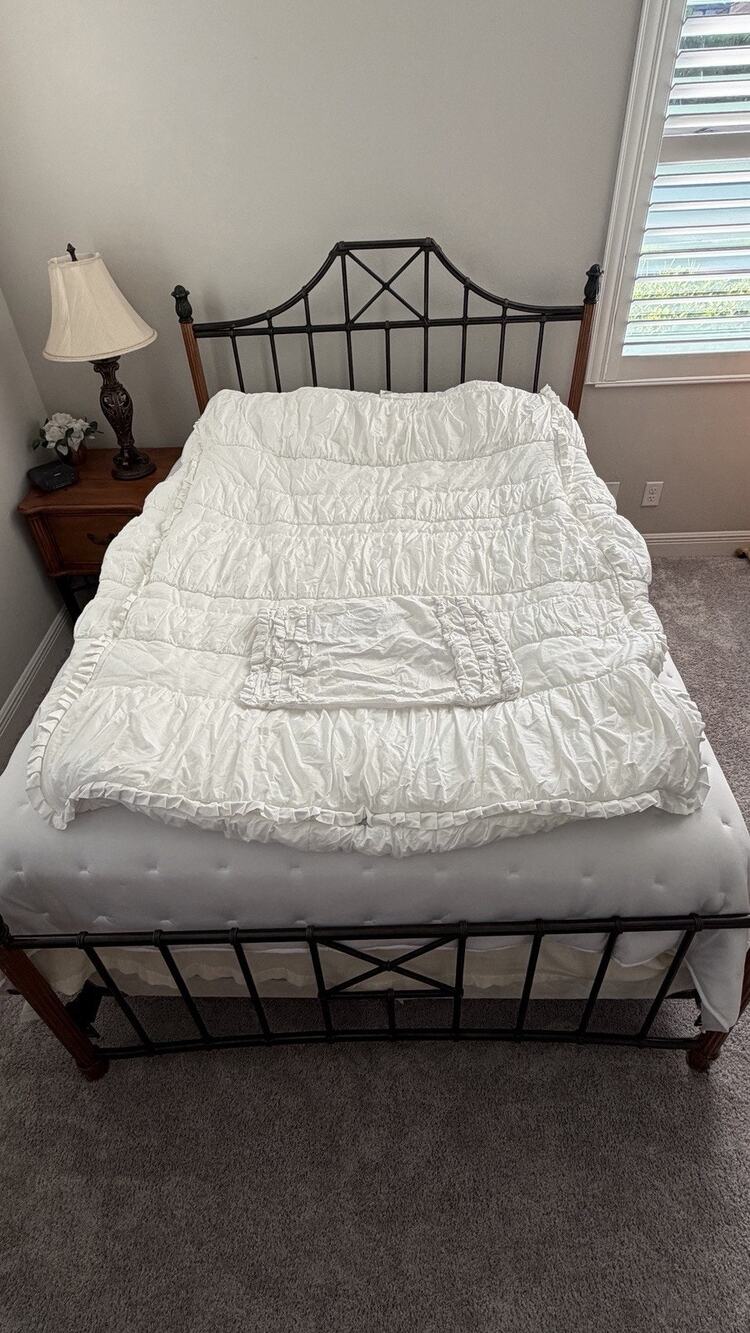 Beddy’s (bed-ease) Full Top And Bottom + 1 Pillow Sham White Minky inside, comfy